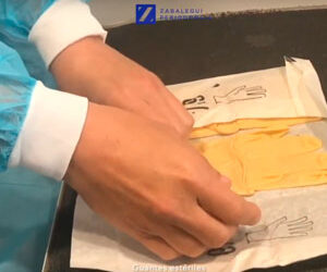 Preparar el campo estéril en una clínica dental
