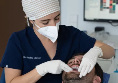 Alicia Zabalegui atendiendo