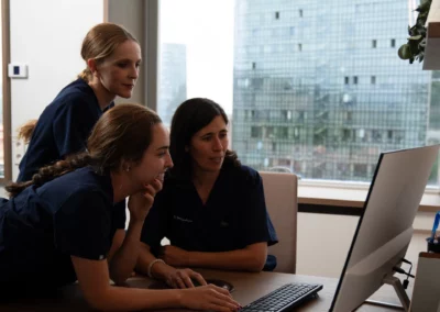 Especialistas trabajando Clínica Dental Bilbao