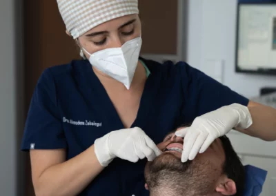 Paciente realizándose una prueba de estética dental