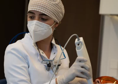 Dra Alicia Zabalegui trabajando