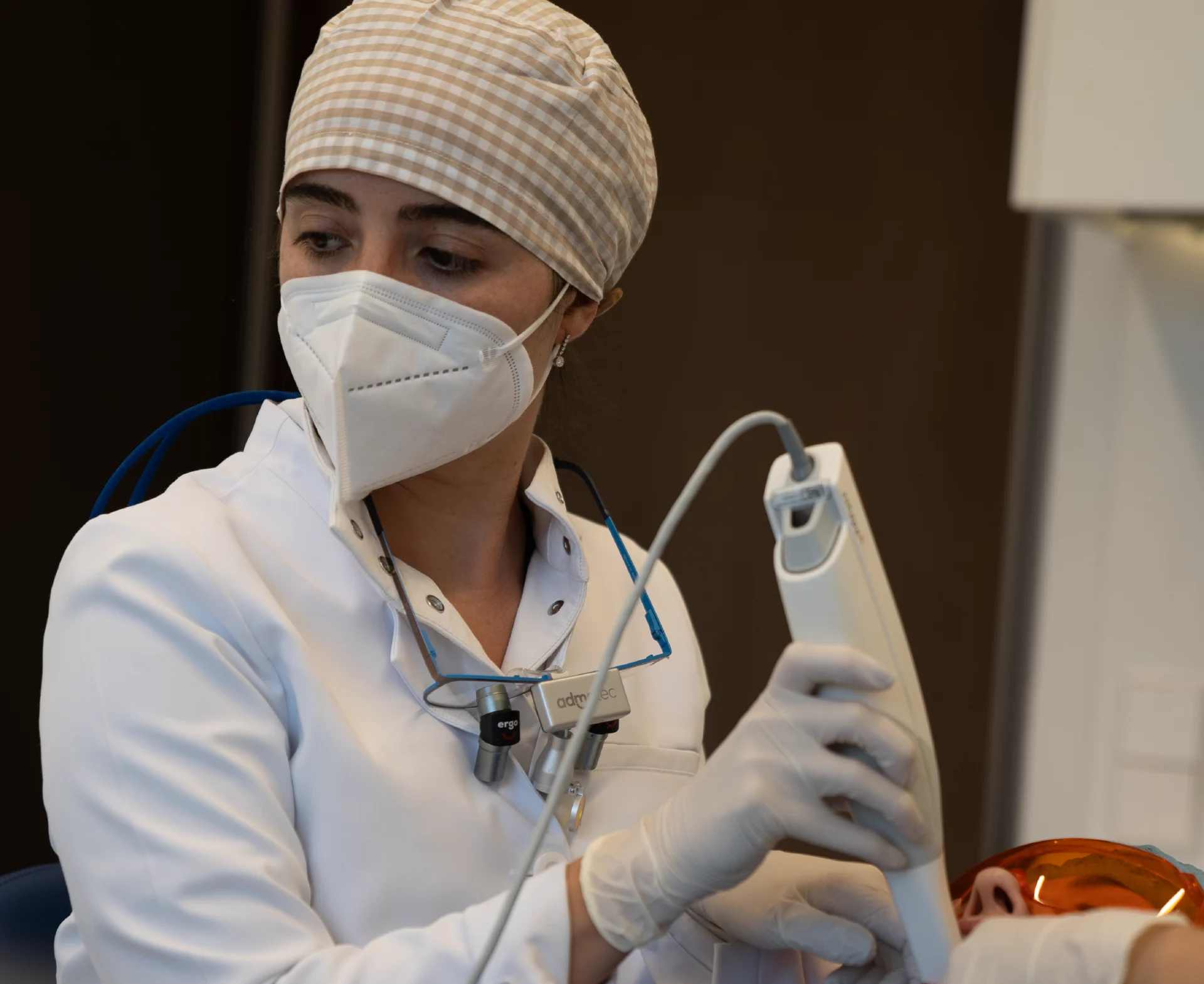 Dra Alicia Zabalegui trabajando