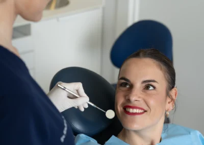 Paciente realizándose un tratamiento para mejorar la estética dental