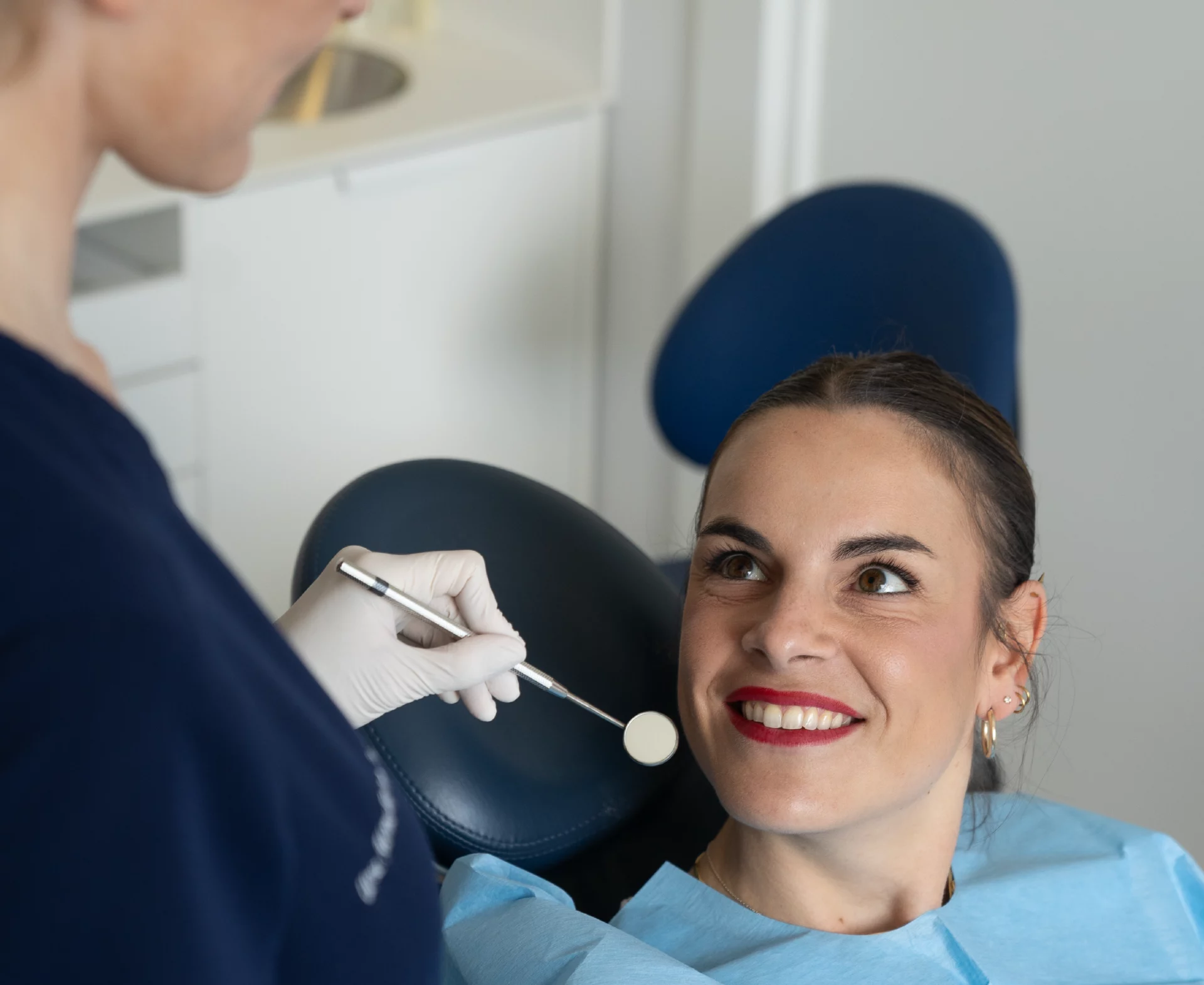 Paciente realizándose un tratamiento para mejorar la estética dental