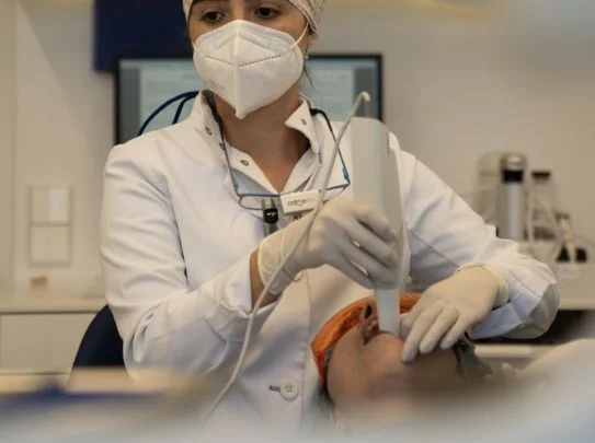 Cómo eliminar las manchas de las encías