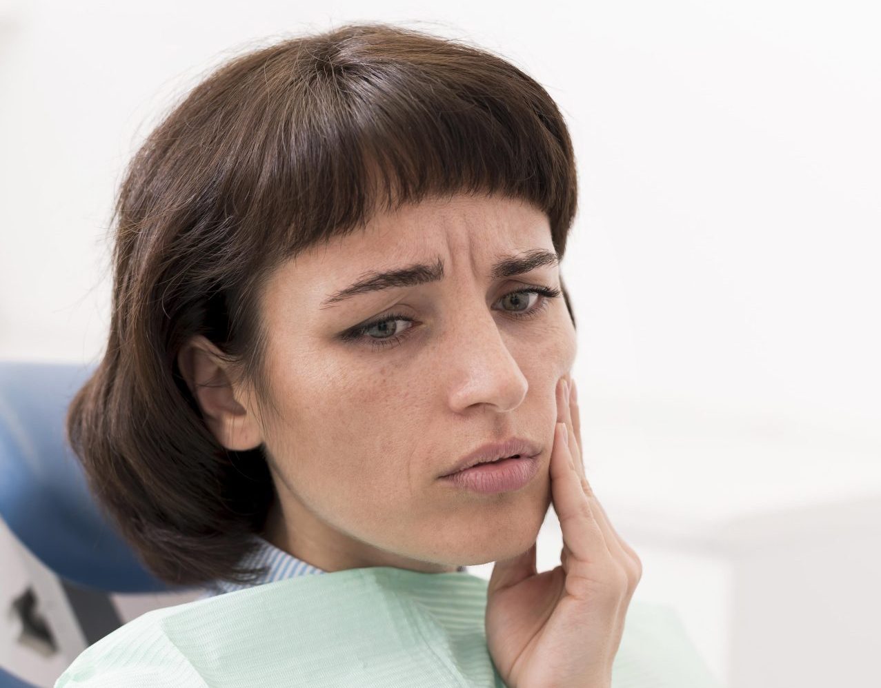 paciente-con-dolor-de-muelas-en-el-consultorio-del-dentista